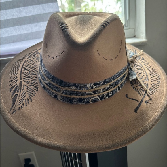 Rancher Hat with Feather Design - Picture 4 of 7